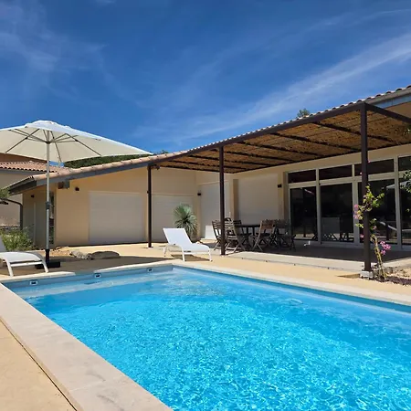 Light Filled Contemporary With Pool Holiday home