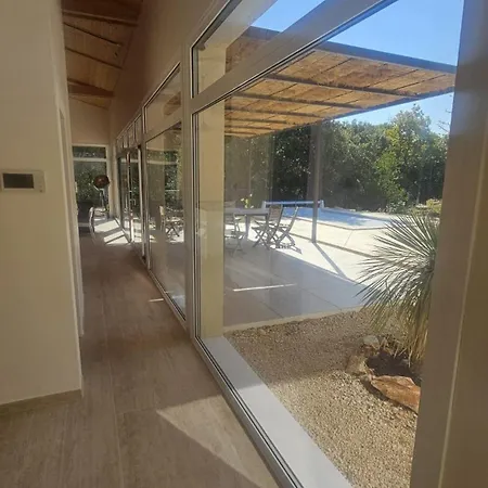 Holiday home Light Filled Contemporary With Pool