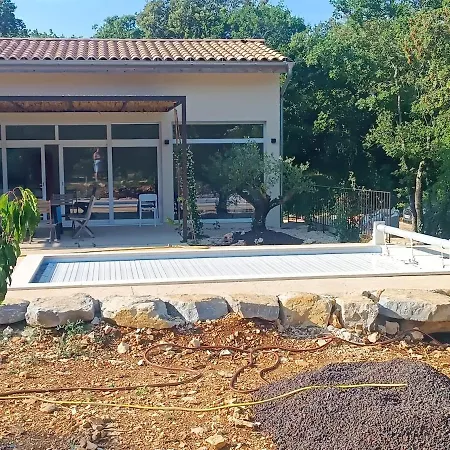 Holiday home Light Filled Contemporary With Pool